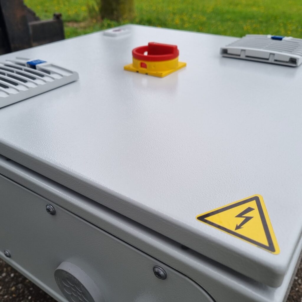 Compleet pakket. Engineering, paneelbouw, installatie van een oliefiltratie systeem.