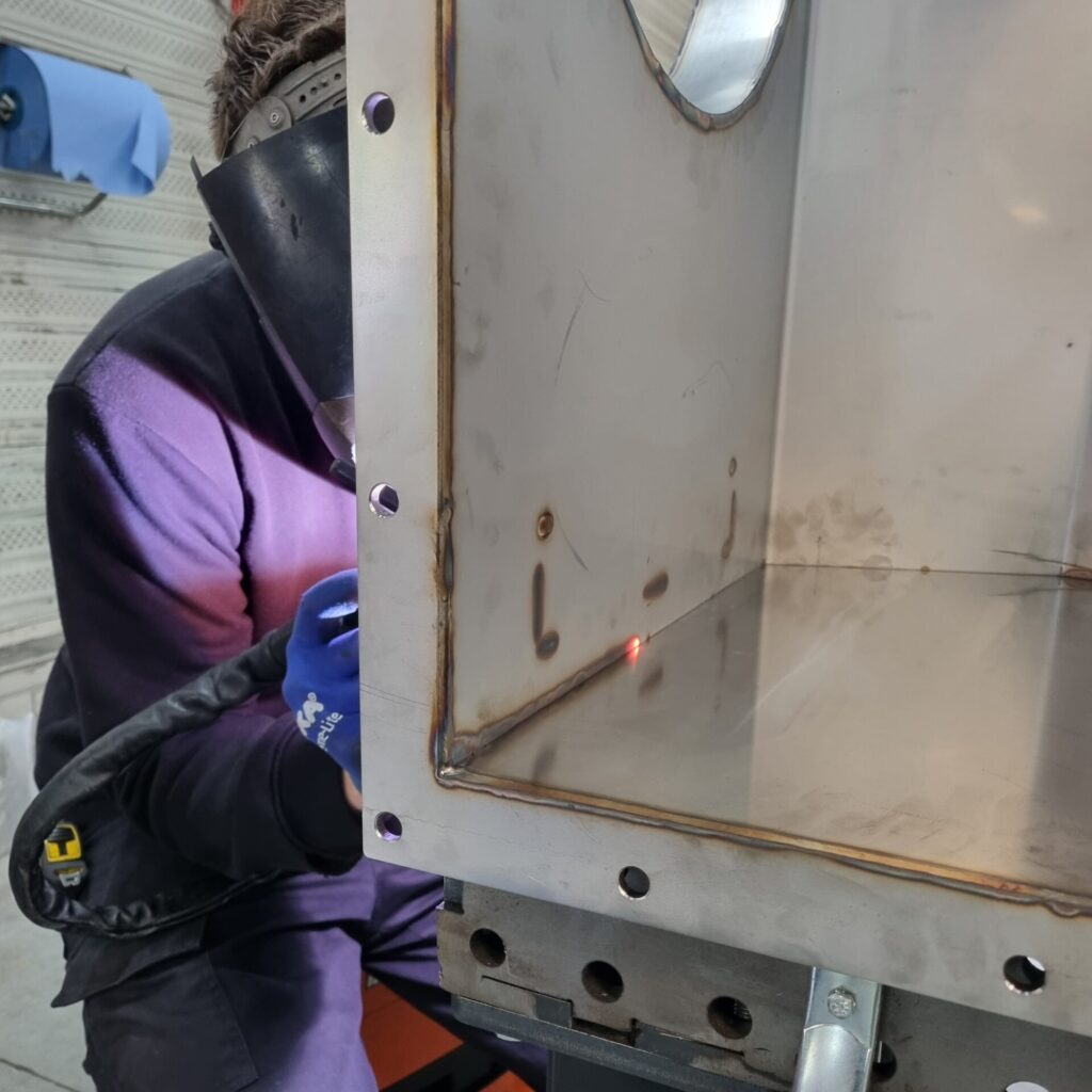 RVS Condenswaterbak ter vervanging van een oude.