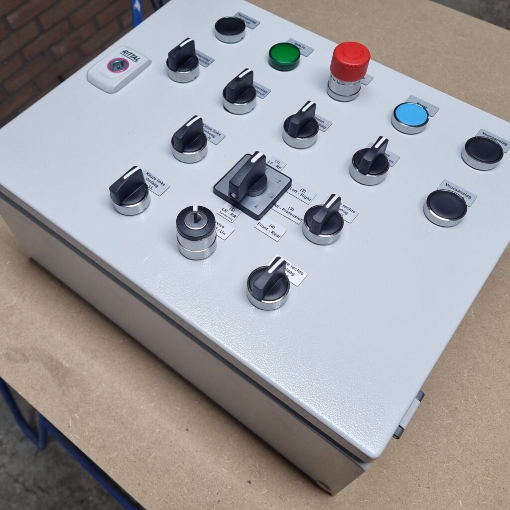 Tijdelijke knoppenkast voor testen van geavanceerde C-haak machine.